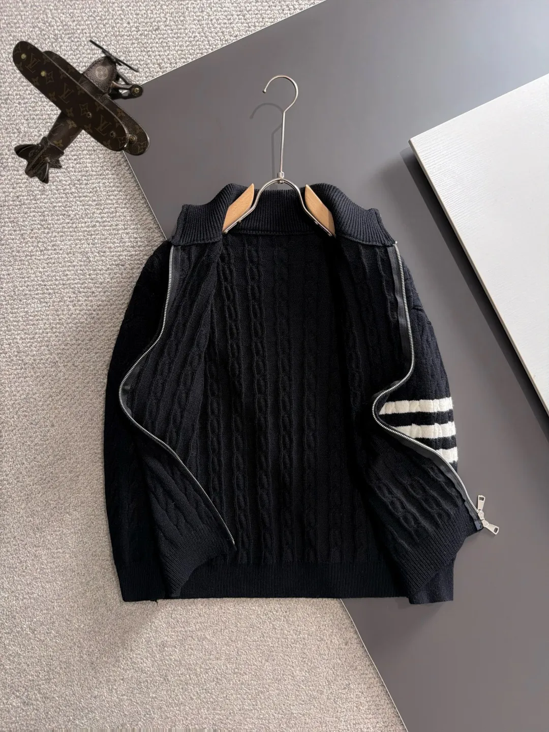 Next day shipment P225 Balenciaga 2026 Autumn and Winter latest sweater from official website, now on sale at counters simultaneously Hot Sale! Specially made of wool blended fabric. It feels comfortable and can be directly in contact with the skin. The logo badge is exquisitely embroidered, which is extremely eye-catching! The details highlight the fashionable charm of big brands. Exquisite workmanship. Three-dimensional cutting style. The wearing effect is invincible and handsome! All three standards are complete! Sizes:M-3XL